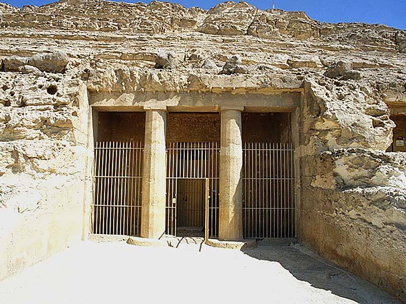 Фото гробницы Хнумхотепа II в Бени-Хасане